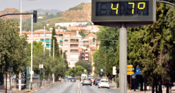 Ielas termometrs rāda 47 °C kārstumu. Ielas termometrs rāda 47 °C kārstumu.
