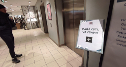 Vairāki uzrunātie opozīcijas politiķi pauda uzskatu, ka parakstīšanās arī notika ļoti nepateicīgā laikā, kad cilvēki gatavojās Ziemassvētkiem un Jaungada svinībām. Vairāki uzrunātie opozīcijas politiķi pauda uzskatu, ka parakstīšanās arī notika ļoti nepateicīgā laikā, kad cilvēki gatavojās Ziemassvētkiem un Jaungada svinībām.