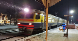 Kamēr jaunajiem vilcieniem "bērnu niķi un slimības", Dzelzceļa muzeja cienīgie eksponāti Latvijā kust un kalpo. "RVR" elektrovilciens pirmdienas aukstajā vakarā Ogres stacijā.