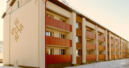 Pūrē daudzdzīvokļu ēka "Pūre 22", kas pirmreizējā ekspluatācijā bijusi nodota 1974. gadā, tagad, pēc renovācijas, ieguvusi individuālu atpazīšanas zīmi – saules ratu.