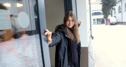 "Mani ļoti priecē, ka vairāk varēsim veidot arī vizuālā teātra izrādes," saka Latvijas Leļļu teātra māksliniece Pamela Butāne.