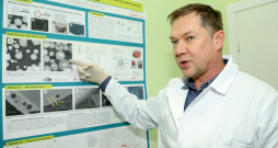 Rīgas Tehniskās universitātes
Materiālu un virsmu tehnoloģijas institūta vecākais pētnieks, ķīmijas doktors Andrejs Šiškins skaidro, kā no akmeņogļu pelnu sastāvdaļas ticis pie inovatīva nanomateriāla. Rīgas Tehniskās universitātes
Materiālu un virsmu tehnoloģijas institūta vecākais pētnieks, ķīmijas doktors Andrejs Šiškins skaidro, kā no akmeņogļu pelnu sastāvdaļas ticis pie inovatīva nanomateriāla.
