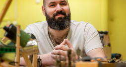 Pedagogs Jānis Rudzītis pieļauj, ka x faktors, kura dēļ skolēni pēc viņa ilgojas, slēpjas vārdā "siltums".