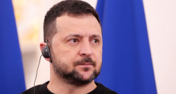 Ukrainas prezidents Volodimirs Zelenskis piedalās preses konferencē pēc tikšanās ar Latvijas Valsts prezidentu Rīgas pilī. Ukrainas prezidents Volodimirs Zelenskis piedalās preses konferencē pēc tikšanās ar Latvijas Valsts prezidentu Rīgas pilī.