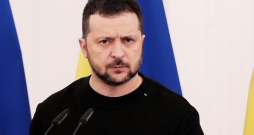 Ukrainas prezidents Volodimirs Zelenskis piedalās preses konferencē pēc tikšanās ar Latvijas Valsts prezidentu Rīgas pilī. Ukrainas prezidents Volodimirs Zelenskis piedalās preses konferencē pēc tikšanās ar Latvijas Valsts prezidentu Rīgas pilī.