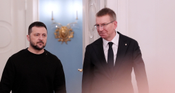 Valsts prezidents Edgars Rinkēvičs (no labās) un Ukrainas prezidents Volodimirs Zelenskis ierodas uz kopīgo preses konferenci pēc tikšanās Rīgas pilī. Valsts prezidents Edgars Rinkēvičs (no labās) un Ukrainas prezidents Volodimirs Zelenskis ierodas uz kopīgo preses konferenci pēc tikšanās Rīgas pilī.