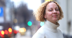 Una Bergmane: "Cilvēki Latvijā uz atmodas periodu un PSRS sabrukumu bieži mēdz skatīties divās galējībās – vai nu ka PSRS sabruka tikai tā dēļ, kas notika Baltijā, vai arī ka nekas no tā, kas notika šeit, nebija svarīgs, jo visu izlēma "augstāki spēki" Maskavā, Vašingtonā, Londonā un tā tālāk. Patiesība, kā tas bieži vien notiek, ir pa vidu."
