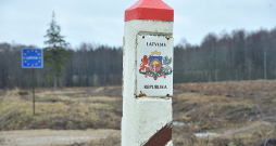 Samērā daudziem nelegālajiem imigrantiem tomēr izdodas ar izpalīdzīgu darboņu palīdzību slepus šķērsot Latvijas valsts robežu ar Baltkrieviju un Krieviju, bet daļu no viņiem arī pēc tam notver. Samērā daudziem nelegālajiem imigrantiem tomēr izdodas ar izpalīdzīgu darboņu palīdzību slepus šķērsot Latvijas valsts robežu ar Baltkrieviju un Krieviju, bet daļu no viņiem arī pēc tam notver.