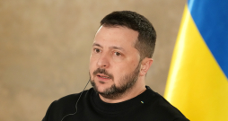 Ukrainas prezidents Volodimirs Zelenskis tikšanās laikā ar žurnālistiem Rīgas pilī.