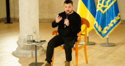 Ukrainas prezidents Volodimirs Zelenskis tikšanās laikā ar žurnālistiem Rīgas pilī.