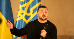 Ukrainas prezidents Volodimirs Zelenskis tikšanās laikā ar žurnālistiem Rīgas pilī.