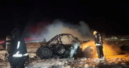 Rallijreidā "Dakara" nodeg igauņu ekipāžas auto. Rallijreidā "Dakara" nodeg igauņu ekipāžas auto.