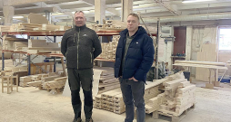 "Straubek Furniture" pārdošanas vadītājs Ingus Ozols (no kreisās) un uzņēmuma valdes loceklis un līdzīpašnieks Janeks Savčenkovs stāsta, ka izvēlējušies tādu biznesa modeli, kurā paši ražo un paši arī pārdod saražoto. "Saražojot 100 gultas un atdodot tās starpniekam, kurš tās pārdod, mūsu peļņa ir aptuveni tāda pati, kā pašiem saražojot un pārdodot 20 gultas."
