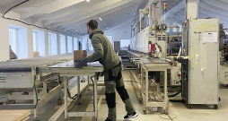 Masīvkoka mēbeļu ražošanas process ražotnē. Masīvkoka mēbeļu ražošanas process ražotnē.