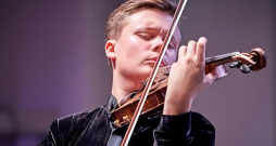 Vijolnieks Daniils Bulajevs nāca klajā ar pārsteidzoši labu un pat izcilu interpretāciju, kurā bija gan pārliecība par savu solista lomu un vēstījumu, gan toņa skaistums un spēles virtuozitāte.
