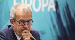 Eiroparlamenta veterāns Roberts Zīle būs Nacionālās apvienības līderis arī šajās vēlēšanās. Eiroparlamenta veterāns Roberts Zīle būs Nacionālās apvienības līderis arī šajās vēlēšanās.