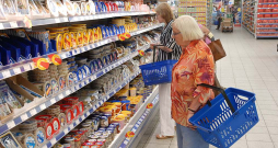 Tikai visneatlaidīgākie pircēji Latvijas pārtikas veikalos spēj noskaidrot, vai konkrētā prece ir Latvijā, Lietuvā, Ukrainā vai Krievijā ražota. Šo problēmu risinātu izcelsmes valstu karodziņi pie pārtikas precēm.