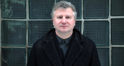 ￼"Liekas, šī pasaule nemaz nav vērsta uz progresu un civilizācijas veiksmīgu nākotni, un tas dara ļoti bažīgu," sarunā ar "Kultūrzīmēm" teic režisors DĀVIS SĪMANIS, kurš ir viens no autoriem daudzsēriju mākslas filmai "Pansija pilī".