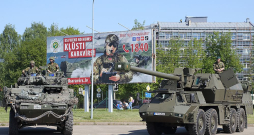 "Mums jābūt militāri stipriem, jābūt bruņotiem līdz zobiem. Izvairīsimies no kara, ja pretinieks redzēs, ka mēs esam stipri," saka eksperti. "Mums jābūt militāri stipriem, jābūt bruņotiem līdz zobiem. Izvairīsimies no kara, ja pretinieks redzēs, ka mēs esam stipri," saka eksperti.