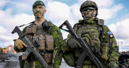 Somijas un Zviedrijas karavīri piedalās kopīgās mācībās. NATO.