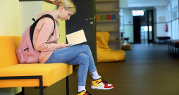 Igaunijā skolas telpas ir vienlaikus gan modernas, gan ērtas un mājīgas. Igaunijā skolas telpas ir vienlaikus gan modernas, gan ērtas un mājīgas.