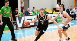 Roberts Blūms (ar bumbu) ceļā uz grozu un pretī lielajiem basketbola mērķiem.