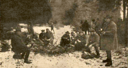 Pusdienas pie ugunskura medību pārtraukumā Vaiņodes novadā (žurnāls "Mednieks un Makšķernieks", 01.01.1935.)