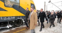 "Pasažieru vilciena" valdes priekšsēdētājs Rodžers Jānis Grigulis, pērn 15. decembrī piedaloties jaunā elektrovilciena pirmajā svinīgajā braucienā, iespējams, neparedzēja, kādas nedienas drīz vajās uzņēmumu. "Pasažieru vilciena" valdes priekšsēdētājs Rodžers Jānis Grigulis, pērn 15. decembrī piedaloties jaunā elektrovilciena pirmajā svinīgajā braucienā, iespējams, neparedzēja, kādas nedienas drīz vajās uzņēmumu.