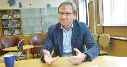 Latvijas Universitātes Ekonomikas un vadības fakultātes dekāns Gundars Bērziņš: "Zviedrijā uz desmit miljoniem iedzīvotāju ir desmit pienotavas. Latvijā uz 1,9 miljoniem iedzīvotāju – 34. Nu kā šīs daudzās mazās pienotavas spēs konkurēt?" Latvijas Universitātes Ekonomikas un vadības fakultātes dekāns Gundars Bērziņš: "Zviedrijā uz desmit miljoniem iedzīvotāju ir desmit pienotavas. Latvijā uz 1,9 miljoniem iedzīvotāju – 34. Nu kā šīs daudzās mazās pienotavas spēs konkurēt?"