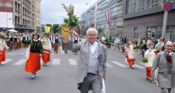 Goda virsdiriģents Jēkabs Ozoliņš pagājušās vasaras dziesmu svētku gājienā.