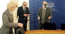 Nacionālās apvienības pārstāvji – Ināra Mūrniece un Roberts Zīle – Centrālās vēlēšanu komisijas sekretāram Ritvaram Eglājam ceturtdien iesniedz sarakstu Eiropas Parlamenta vēlēšanām. Nacionālās apvienības pārstāvji – Ināra Mūrniece un Roberts Zīle – Centrālās vēlēšanu komisijas sekretāram Ritvaram Eglājam ceturtdien iesniedz sarakstu Eiropas Parlamenta vēlēšanām.