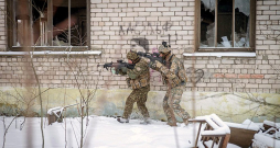 Daugavpils zemessargi tuvojas ieejai ēkā.