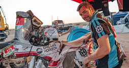 Stefano Kjusi "Africa Eco Race" rallijā pārstāvēja Latvijas Motosporta federāciju un sacensībās bija vienīgais dalībnieks no Latvijas.