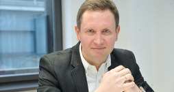 AS "Longo Group" valdes priekšsēdētājs Edgars Cērps: "Runājot par videi draudzīgāka autoparka radīšanu Latvijā, diskusija par elektriskajām automašīnām vispār ir nevietā. Latvijas autoparka vidējais vecums ir apmēram 15 gadi un vecas, kā fabrikas dūmeņi kūpošas automašīnas uz ceļiem nav nekāds retums. Diez vai pat desmit divdesmit elektriskās automašīnas izmešu ziņā spēj kompensēt vienas šādas vidi ļoti piesārņojošas automašīnas pārvietošanos pa ceļu. Tādēļ saprātīgāks valsts politikas mērķis, manuprāt, būtu veco, piesārņojošo automašīnu nomaiņas veicināšana pret jaunākām un mazākām, bet arī ar iekšdedzes dzinējiem aprīkotām – arī tas dotu lielu pienesumu klimata mērķu izpildē." AS "Longo Group" valdes priekšsēdētājs Edgars Cērps: "Runājot par videi draudzīgāka autoparka radīšanu Latvijā, diskusija par elektriskajām automašīnām vispār ir nevietā. Latvijas autoparka vidējais vecums ir apmēram 15 gadi un vecas, kā fabrikas dūmeņi kūpošas automašīnas uz ceļiem nav nekāds retums. Diez vai pat desmit divdesmit elektriskās automašīnas izmešu ziņā spēj kompensēt vienas šādas vidi ļoti piesārņojošas automašīnas pārvietošanos pa ceļu. Tādēļ saprātīgāks valsts politikas mērķis, manuprāt, būtu veco, piesārņojošo automašīnu nomaiņas veicināšana pret jaunākām un mazākām, bet arī ar iekšdedzes dzinējiem aprīkotām – arī tas dotu lielu pienesumu klimata mērķu izpildē."