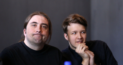 Artis Orubs (no kreisās) arī Spīķeru koncertzālē saistīja ar spēles virtuozajiem rakursiem, ritma izjūtas precizitāti un spēju iekļauties ansamblī. Attēlā: 2017. gadā kopā ar “Riga Jazz Stage” konkursa dalībnieku, ģitāristu Rihardu Gobu. Artis Orubs (no kreisās) arī Spīķeru koncertzālē saistīja ar spēles virtuozajiem rakursiem, ritma izjūtas precizitāti un spēju iekļauties ansamblī. Attēlā: 2017. gadā kopā ar “Riga Jazz Stage” konkursa dalībnieku, ģitāristu Rihardu Gobu.