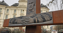 Gļeba Panteļejeva veidotais Gunāra Astras piemineklis. Gļeba Panteļejeva veidotais Gunāra Astras piemineklis.