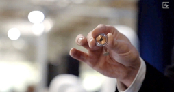 Diskveida neiročips jeb smadzeņu implants "Neuralink". Diskveida neiročips jeb smadzeņu implants "Neuralink".