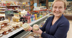 "Cenšamies turēt līdzi Rīgas labākajiem veikaliem, un ir gandarījums, ka cilvēki to novērtē. Pie mums ir vietējo ražotāju stends un produkti, ko citur nopirkt nevar," reklamējot vietējā gaļas pārstrādātāja "Sidrabi" produktus, stāsta Zaubes lielveikala "Skorpions" vadītāja Rudīte Stūrīte. "Cenšamies turēt līdzi Rīgas labākajiem veikaliem, un ir gandarījums, ka cilvēki to novērtē. Pie mums ir vietējo ražotāju stends un produkti, ko citur nopirkt nevar," reklamējot vietējā gaļas pārstrādātāja "Sidrabi" produktus, stāsta Zaubes lielveikala "Skorpions" vadītāja Rudīte Stūrīte.