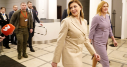 Ministru prezidente Evika Siliņa (no labās) un Ukrainas prezidenta kundze Olena Zelenska tikšanās laikā Ministru kabinetā. Ministru prezidente Evika Siliņa (no labās) un Ukrainas prezidenta kundze Olena Zelenska tikšanās laikā Ministru kabinetā.
