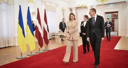 Latvijas Valsts prezidents Edgars Rinkēvičs kopā ar Ukrainas prezidenta kundzi Olenu Zelensku devušies nelielā ekskursijā pa Rīgas pili. Ukrainas delegācijai prezentēts audiogids ukraiņu valodā. Olena Zelenska aktīvi iestājas par informācijas ukraiņu valodā pieejamību kultūrvēsturiskās vietās visā pasaulē.