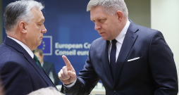 Ungārijas premjerministrs Viktors Orbāns (no kreisās) Eiropas Savienības līderu samita sākumā Briselē apspriežas ar Slovākijas premjerministru Robertu Fico.