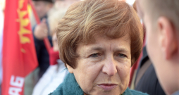 Latvijas Krievu savienības līdere Tatjana Ždanoka atbild uz žurnālistu jautājumiem. Latvijas Krievu savienības līdere Tatjana Ždanoka atbild uz žurnālistu jautājumiem.