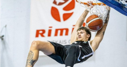 "VEF Rīgas" aizsargs Roberts Bērziņš pusotru mēnesi nespēlēja savainojuma dēļ, bet nu lido virs "Ventspils" groza.