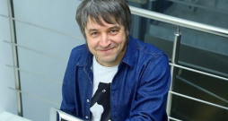 Mārtiņš Kaprāns: "Dodot šādus signālus – ja dari vienkāršu darbu, tad neesi nekas –, nevaram veicināt arī reemigrāciju. Mums šobrīd vajag darbaspēku, bet Latvijas politiskās elites galvenais vēstījums arī šajā ziņā ir tāds, ka mums vajag tikai augsti kvalificētos, mums šeit nevajag kaut kādus tur citus."