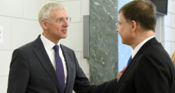 Krišjāņa Kariņa (no kreisās) politiskajā karjerā šīs vēlēšanas būs ļoti nozīmīgas, jo konkurenti turpina analizēt viņa lidojumus ar privātajiem reisiem, bet "Jaunā Vienotība" pirmo numuru sarakstā atvēlējusi Valdim Dombrovskim. Krišjāņa Kariņa (no kreisās) politiskajā karjerā šīs vēlēšanas būs ļoti nozīmīgas, jo konkurenti turpina analizēt viņa lidojumus ar privātajiem reisiem, bet "Jaunā Vienotība" pirmo numuru sarakstā atvēlējusi Valdim Dombrovskim.