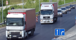 Divi smagie kā salipuši. Pārkāpums, kas bīstamāks par ātrumu, jo apdzīšanu padara trīskārt garāku. Divi smagie kā salipuši. Pārkāpums, kas bīstamāks par ātrumu, jo apdzīšanu padara trīskārt garāku.