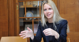 Olga Bogdanova: "Nostāja, ka drīzumā būtu jāievieš vispārējā deklarēšanās, šobrīd mīkstināta. Valdības rīcības plānā ir paredzēts, ka līdz 2027. gadam ir jāsaprot, kādi dati par iedzīvotājiem jau šobrīd ir valsts rīcībā, kā tos iespējams apvienot un sistematizēt."