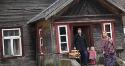 Kamēr vecākās meitas tuvējā
bērnudārzā un skolā, mamma un tētis ar jaunāko atvasi mājas
darbos. Kamēr vecākās meitas tuvējā
bērnudārzā un skolā, mamma un tētis ar jaunāko atvasi mājas
darbos.