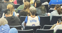 Dāvis Bertāns. Skatītāja ar Bertāna krekliņu NBA spēlē. Dāvis Bertāns. Skatītāja ar Bertāna krekliņu NBA spēlē.