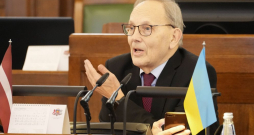 Saeimas deputāts Aleksandrs Kiršteins, kurš ilgi bija Nacionālās apvienības biedrs, bet drīz pēc izstāšanās no tās tagad startē no saraksta "Tauta. Zeme. Valsts". Saeimas deputāts Aleksandrs Kiršteins, kurš ilgi bija Nacionālās apvienības biedrs, bet drīz pēc izstāšanās no tās tagad startē no saraksta "Tauta. Zeme. Valsts".